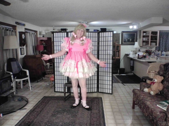 Country Gurl - ready to feed the chickens, country_gurl,sissy, Feminization,Sissy Fashion