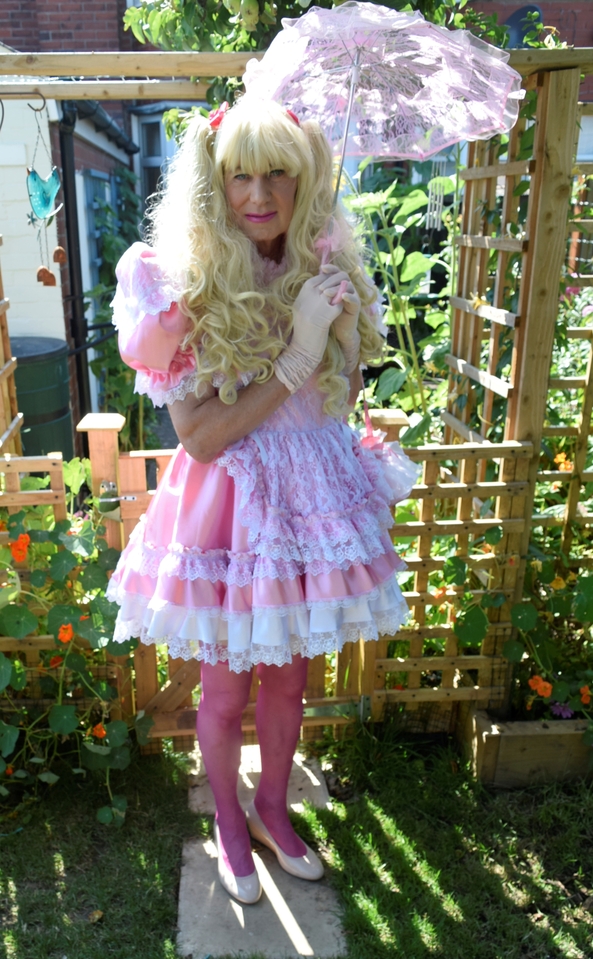 Sissy Poppy loves pink - Exposed in the garden, Pink,sissy,parasol,frills,ribbons,blonde,pink stockings, Feminization,Sissy Fashion