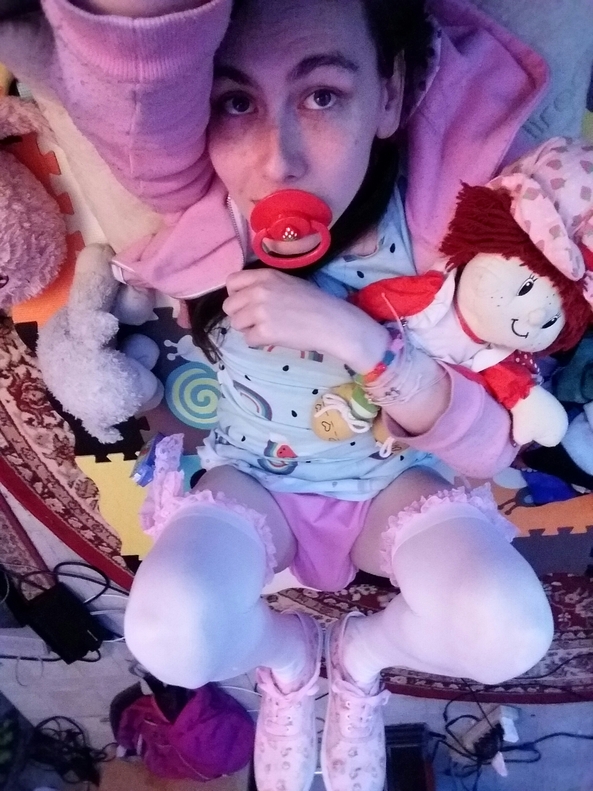 Sadie_Shortcake  (abdl) - Former sissy turned full time trans diaper baby girl!! <3, Abdl,ageplay,babygirl,diaper,ddlg,transgirl, Diaper Lovers,Adult Babies,Feminization,Hormones,Pansexual Orientation,Wetting The Bed