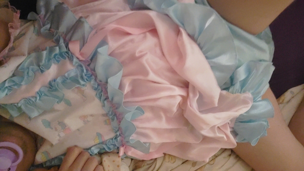 Click here to see the image in full size. play in bed part 2, adultbaby,AB/DL,sissybaby,Diaper,Adult baby,Sissy baby,Sissy, Adult Babies,Sissy Fashion