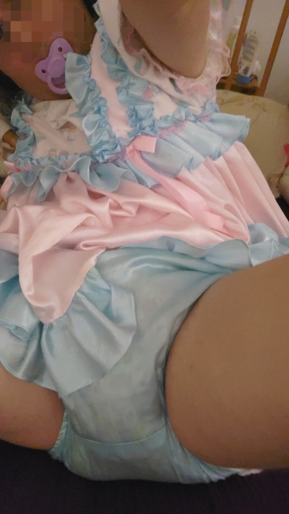 Click here to see the image in full size. play in bed part 2, adultbaby,AB/DL,sissybaby,Diaper,Adult baby,Sissy baby,Sissy, Adult Babies,Sissy Fashion