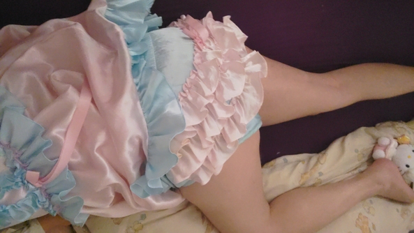 Click here to see the image in full size. play in bed part 2, adultbaby,AB/DL,sissybaby,Diaper,Adult baby,Sissy baby,Sissy, Adult Babies,Sissy Fashion