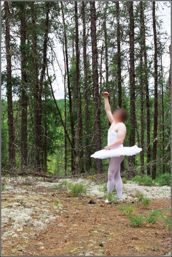 Sissy ballerina : beginning - I'm back here and I have a lot of photo to show, let start here, platter,tutu,ballet,ballerina,crossdresser,outdoor,forest, Fairytale,Feminization,Quick Change,Sissy Fashion,Body Suits