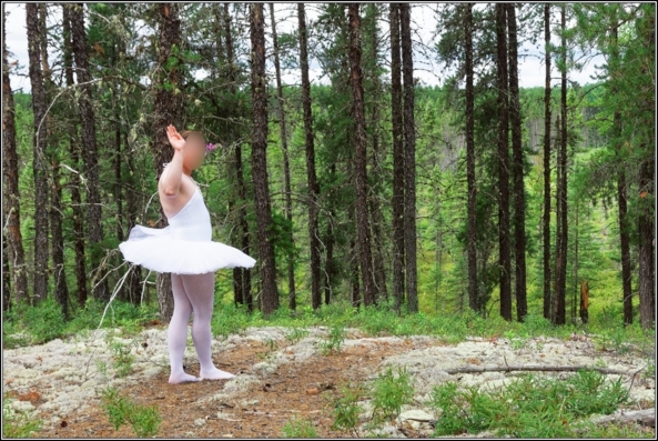 Sissy ballerina : beginning - I'm back here and I have a lot of photo to show, let start here, platter,tutu,ballet,ballerina,crossdresser,outdoor,forest, Fairytale,Feminization,Quick Change,Sissy Fashion,Body Suits