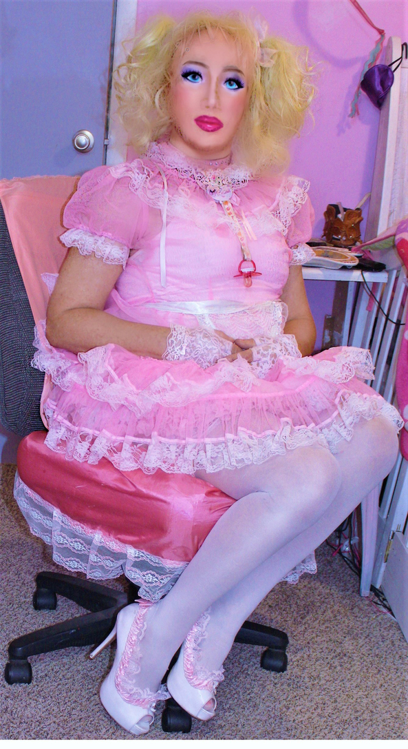 Queen of the Dolls - Chillaxin in the nursery , LivingDoll,DolliesNursery,Doll_life, Adult Babies,Thumb Sucking,Diaper Lovers,Breast Implants,Other Body Modifications,Hormones,Dolled Up,Pop Culture,Sissy Fashion
