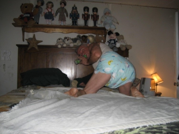 babykevy - still peepeeing in my diapers, pisspants, Adult Babies,Thumb Sucking,Wetting The Bed