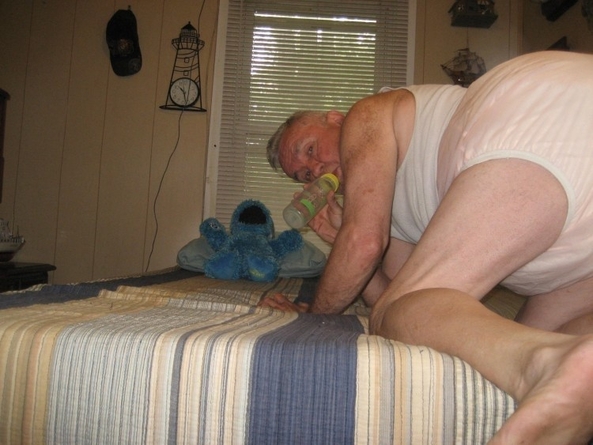 babykevy - still peepeeing in my diapers, pisspants, Adult Babies,Thumb Sucking,Wetting The Bed