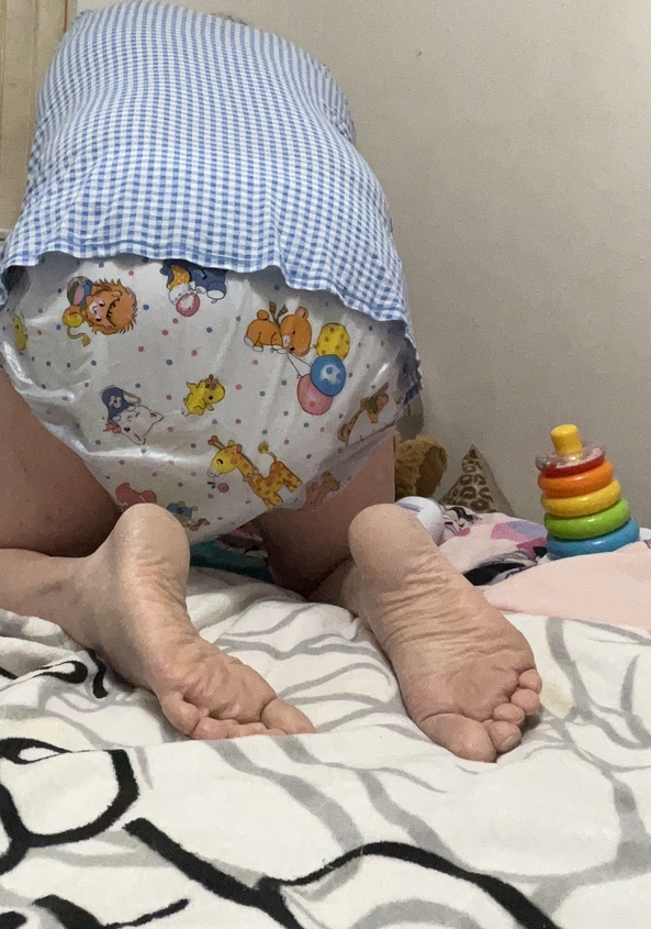 Being a good girl - Babies always need proper baby pants, and posing for mommy like a good girl , Plastic pants,stuffed animals,good girl , Adult Babies,Feminization,Sissy Fashion,Diaper Lovers
